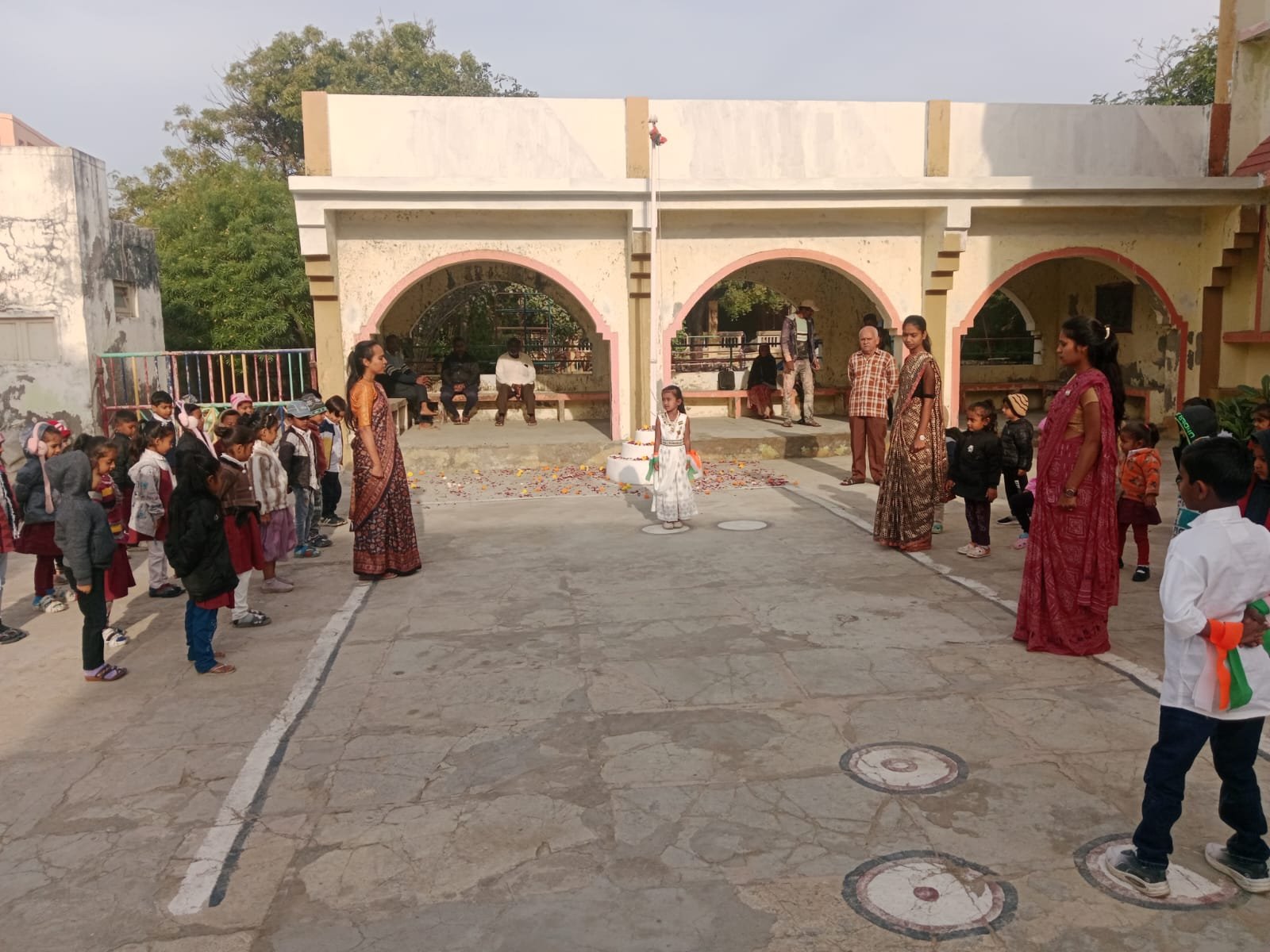 શ્રી રામજી ઠાકરશી ચેરિટી ટ્રસ્ટ સંચાલિત બાલમંદિર દ્વારકામાં નાના ભૂલકા ના હાથે ધ્વજવંદન સંપન્ન 